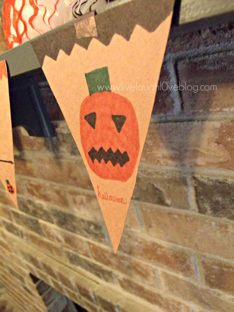 Live.Laugh.L0ve. // DIY Fall and Halloween Mantel via @clivelaughl0ve Live.Laugh.L0ve. // DIY Fall and Halloween Mantel via @clivelaughl0ve
