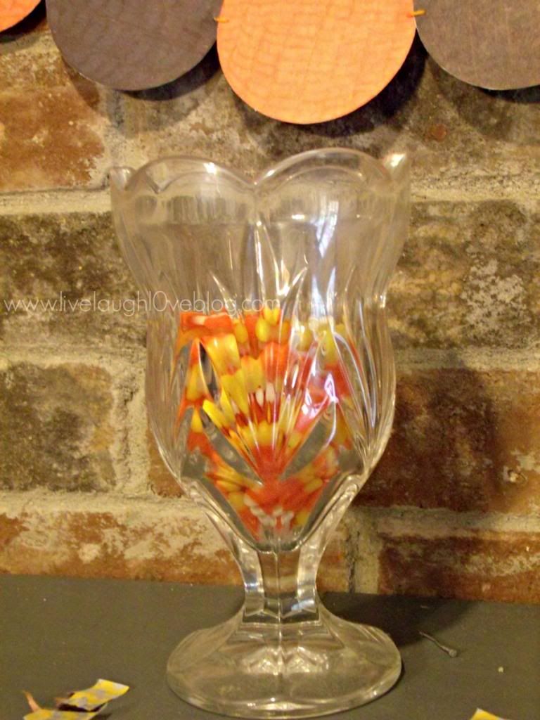 Live.Laugh.L0ve. // DIY Fall and Halloween Mantel via @clivelaughl0ve Live.Laugh.L0ve. // DIY Fall and Halloween Mantel via @clivelaughl0ve