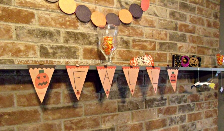 Live.Laugh.L0ve. // DIY Fall and Halloween Mantel via @clivelaughl0ve Live.Laugh.L0ve. // DIY Fall and Halloween Mantel via @clivelaughl0ve