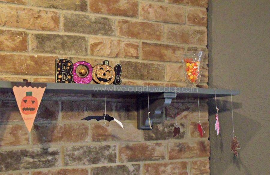 Live.Laugh.L0ve. // DIY Fall and Halloween Mantel via @clivelaughl0ve Live.Laugh.L0ve. // DIY Fall and Halloween Mantel via @clivelaughl0ve